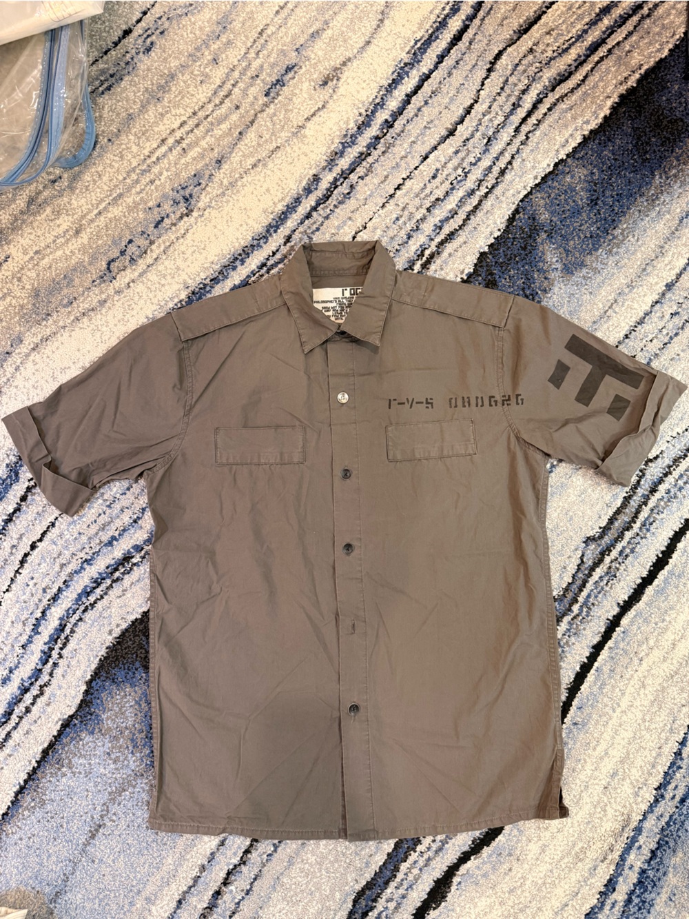 Rogan Men's Taupe Short-Sleeve Button-Down Shirt with Sleeve Graphic